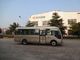 Μικρός εμπορικών οχημάτων ενιαίος συμπλέκτης λεωφορείων τουριστών μίνι με την ηλιοφάνεια τυφλή προμηθευτής